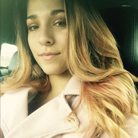 Meet your Posher, Sarah - Picture 1 of 2